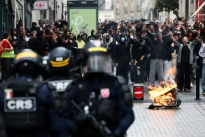 Γαλλία: Κίνημα «Μπλοκάρουμε τα πάντα», επεισόδια και συλλήψεις σε πολλές πόλεις