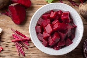 Ο κατακόκκινος χυμός που ρίχνει την πίεση στους 60χρονους – Αρκούν 2 «σφηνάκια» την ημέρα