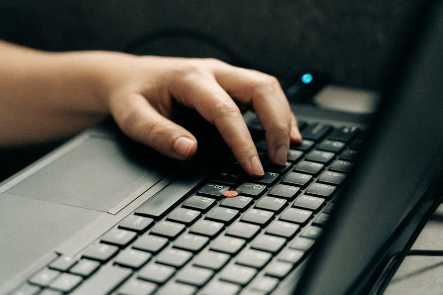 Επιφυλακτικοί οι Έλληνες απέναντι στο ΑΙ αλλά το χρησιμοποιούν εκτενώς