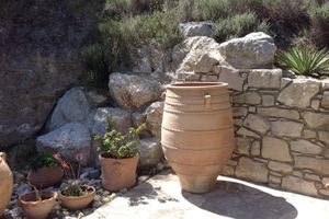 Οργισμένη αντίδραση του Δήμου Μινώα Πεδιάδας για την κλοπή σπάνιων πιθαριών από το Θραψανό