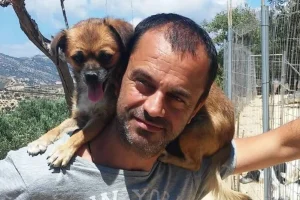 Η συγκινητική ιστορία του Τάκη Προεστάκη, ιδρυτή του διάσημου καταφυγίου στην Κρήτη έγινε ντοκιμαντέρ