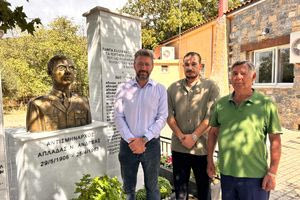 Αποκαλυπτήρια της προτομής του αεροπόρου Ανδρέα Απλαδά στον Καμαριώτη