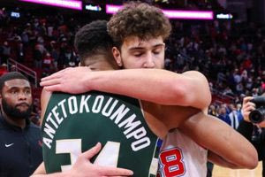 Ο Γιάννης Αντετοκούνμπο ανέβασε φωτογραφία αγκαλιά με τον Σενγκούν και έστειλε μήνυμα ενότητας – «Παίζουμε για την αγάπη των χωρών μας»