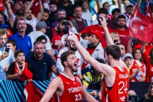 Προκαλεί ο Αλπερέν Σενγκούν: Οι αναρτήσεις με τον Κεμάλ και το «σας πείραξε ο θαλασσινός αέρας;» μετά το Ελλάδα – Τουρκία