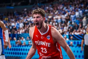 Ο Σενγκούν τα “έσπασε” σε ελληνικό εστιατόριο στο Μαρμάρι και ο ιδιοκτήτης του έσπασε πιάτο στο κεφάλι (vid)