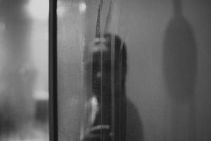 Πρωινό ή βραδινό ντους; Η επιστήμη απαντά (περίπου) στο αιώνιο δίλημμα