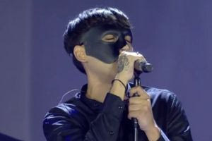 Sicario: Ποιος είναι ο 18χρονος τραγουδιστής με τη μάσκα που εμφανίστηκε στη συναυλία για τον Στέλιο Καζαντζίδη