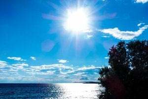 Ζέστη, συννεφιά και βοριάδες