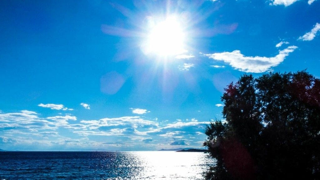 Ζέστη, συννεφιά και βοριάδες