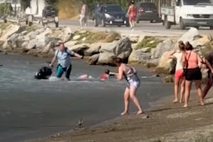 Σκιάθος: Τουρμπίνες αεροπλάνου εκτόξευσαν τις βαλίτσες τουριστών στη θάλασσα, δείτε βίντεο