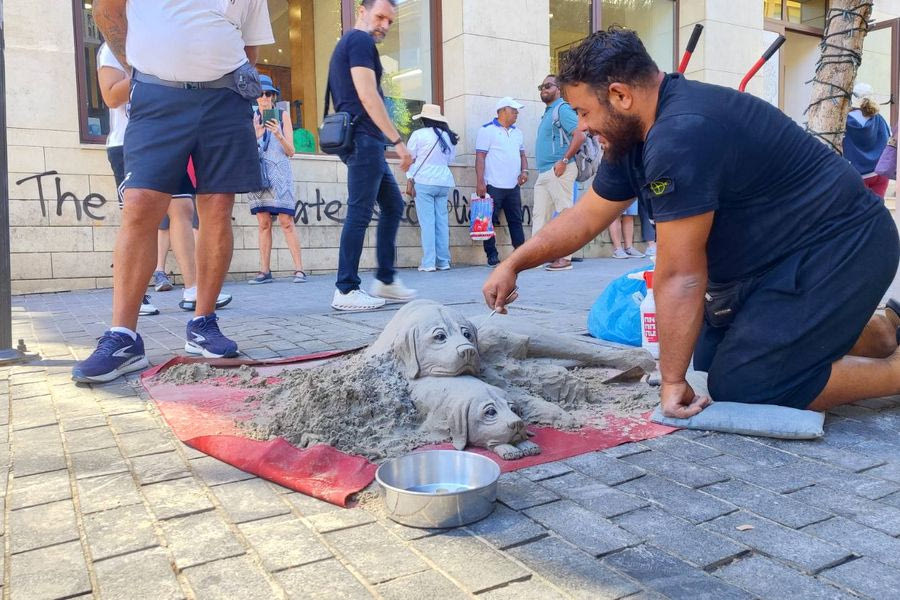 Σκυλάκια από άμμο στο κέντρο του Ηρακλείου