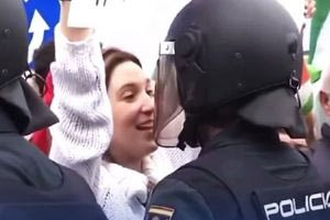 «Ένας έρωτας γεννιέται;»: Viral η αλληλεπίδραση νεαρής διαδηλώτριας με αστυνομικό σε πορεία υπέρ των Παλαιστινίων στην Ισπανία