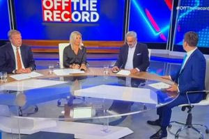 Σεισμός στην Εύβοια: Η στιγμή που τα 5,2 Ρίχτερ πιάνουν στον αέρα τους δημοσιογράφους της ΕΡΤ (βίντεο)