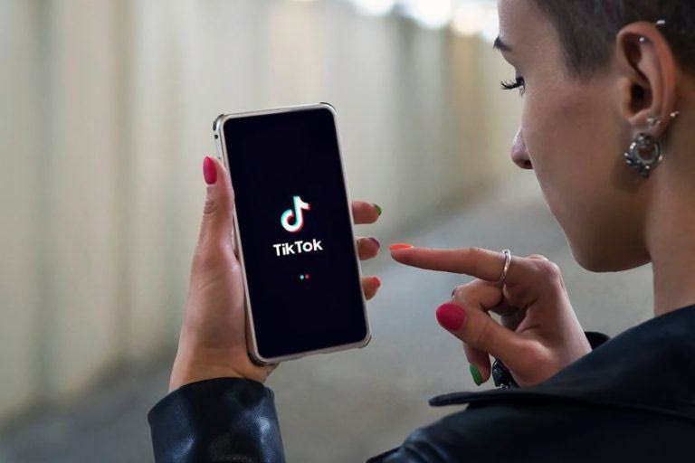 Όταν οι influencers «συνταγογραφούν», οι έφηβοι «νοσούν» από παραπληροφόρηση