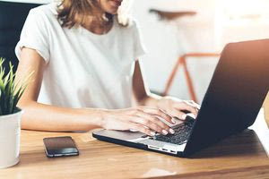 Πόσο αξίζει η τηλεργασία: Οι Ευρωπαίοι εργαζόμενοι και η αποδοχή μισθολογικών μειώσεων