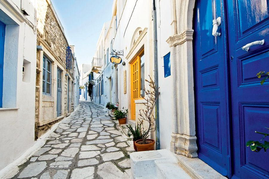 Οι Έλληνες «ψηφίζουν» κοντινά νησιά, κάνουν πιο σύντομα ταξίδια και κλείνουν εισιτήρια την τελευταία στιγμή