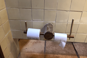 Θέμα στη λογοδοσία του Δημοτικού Συμβουλίου: Οι δημόσιες τουαλέτες εκθέτουν το Ηράκλειο