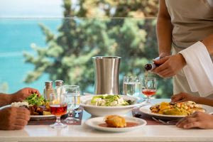 Τι γράφουν οι τουρίστες στις διαδικτυακές τους συζητήσεις για την Κρήτη και την Ελλάδα