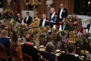 Τι περιλάμβανε το μενού του βασιλικού δείπνου στο Ουίνδσορ για τον Ντόναλντ Τραμπ – Οι συμβολισμοί στην επιλογή των ποτών