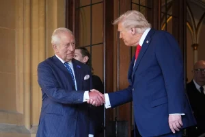 Βρετανία: Ο Κάρολος μετέστρεψε τη στάση του Τραμπ σχετικά με τον πόλεμο στην Ουκρανία