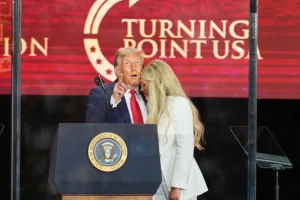 Τραμπ στο μνημόσυνο του Κερκ: «Η σφαίρα μας σημάδεψε όλους, ο Τσάρλι είναι μάρτυρας της αμερικανικής ελευθερίας»