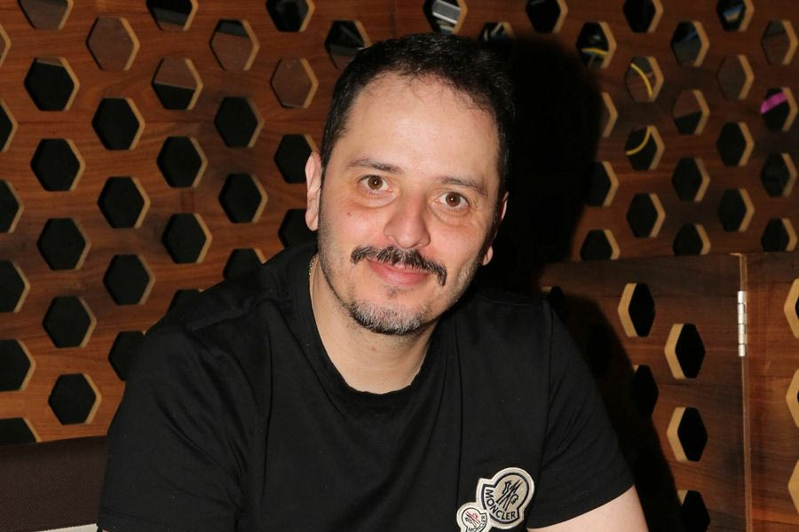 Ο Αλέξανδρος Τσουβέλας απαντά σε «μήνυση ιερέων» που προσβλήθηκαν από μέρος παράστασής του