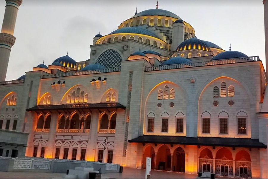 Τουρκία: Φιλήθηκαν μέσα σε τζαμί και συνελήφθησαν – Κινδυνεύουν να μπουν φυλακή