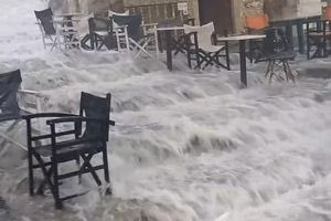 Σε ποτάμια μετατράπηκαν δρόμοι σε πολλές περιοχές της Κρήτης