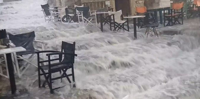 Σε ποτάμια μετατράπηκαν δρόμοι σε πολλές περιοχές της Κρήτης