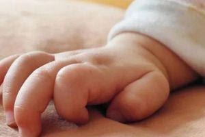 Σερβιτόρα στη Μυτιλήνη έριξε κατά λάθος καυτό τσάι σε βρέφος