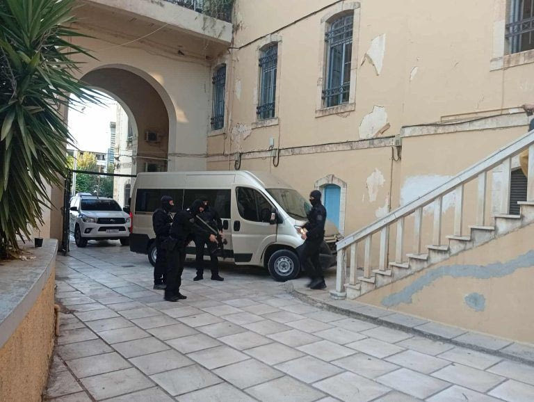 Χανιά: Ολοκληρώθηκε η πρώτη φάση των απολογιών για την εγκληματική οργάνωση – Δέκα άτομα αφέθηκαν ελεύθερα, έξι προφυλακίστηκαν