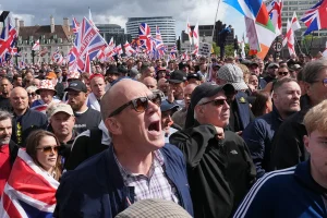 Ογκώδης διαδήλωση στο Λονδίνο κατά των μεταναστών και υπέρ της «ελευθερίας του λόγου» – Την οργάνωσε ακροδεξιός ακτιβιστής