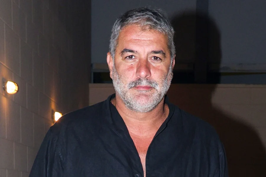 Παρουσιάστηκε στην Τροχαία ο Βασίλης Μπισμπίκης – Τον αναζητούσαν γιατί προκάλεσε φθορές σε 10 αυτοκίνητα και εγκατέλειψε το σημείο
