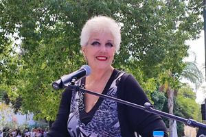 Θλίψη στα Χανιά: Πέθανε η “φωνή” των παρελάσεων, Ζαχαρένια Σημανδηράκη