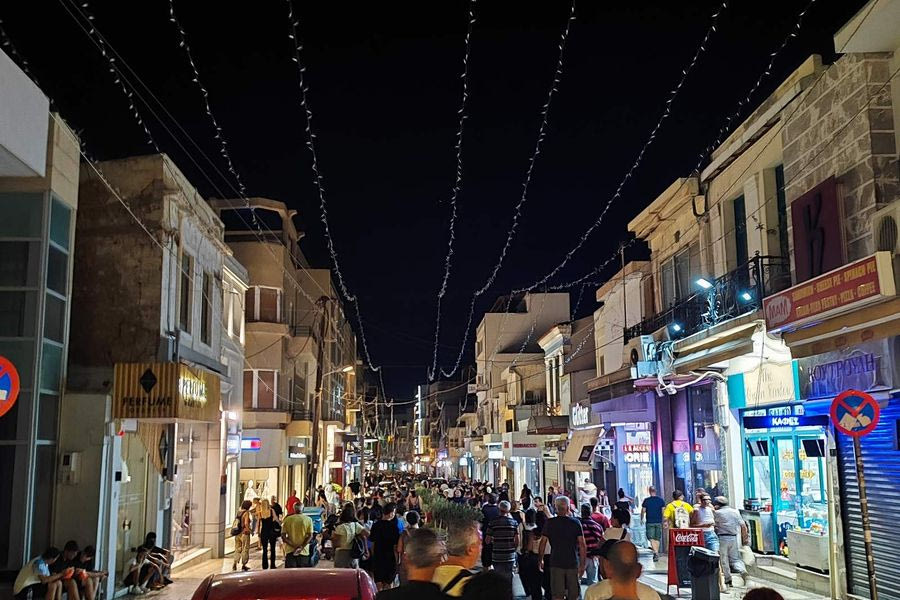 Ηρακλειώτες κάθε ηλικίας στη συγκέντρωση για τα Τέμπη (φωτογραφίες)