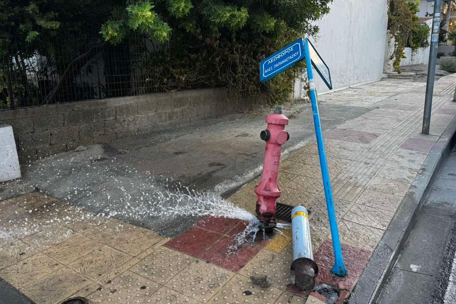 Ηράκλειο: ΙΧ έπεσε σε πυροσβεστικό κρουνό!