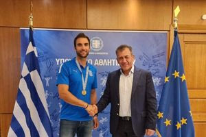 «Δώρο» αναγνώρισης της προσφοράς του Στέφανου Ντούσκου στην ελληνική κωπηλασία από τον Γιάννη Βρούτση