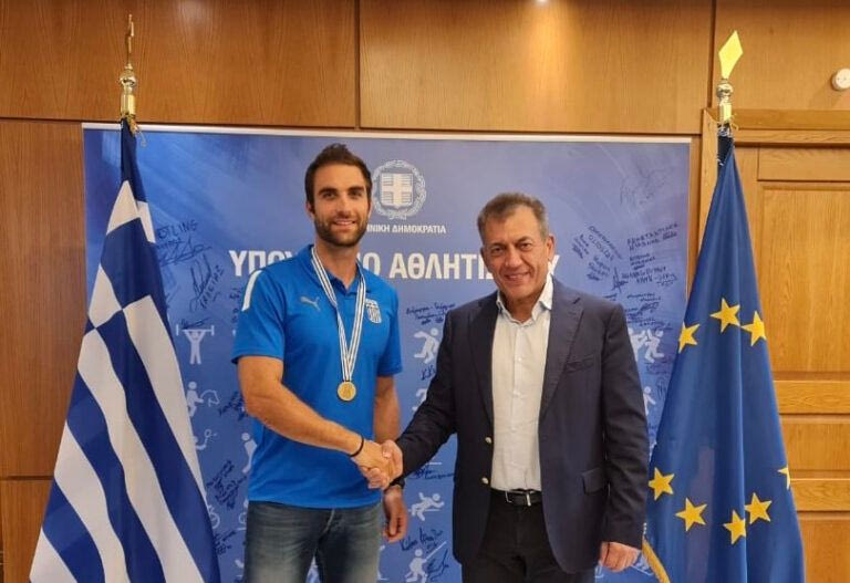 «Δώρο» αναγνώρισης της προσφοράς του Στέφανου Ντούσκου στην ελληνική κωπηλασία από τον Γιάννη Βρούτση