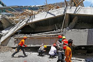 Κατάρρευση οικοτροφείου στην Ινδονησία: 37 νεκροί – Αγνοούνται 26 άνθρωποι