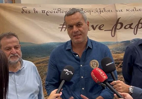 Ο Χάρης Μαμουλάκης στη συγκέντρωση διαμαρτυρίας για το Μνημείο του λόφου Παπούρα