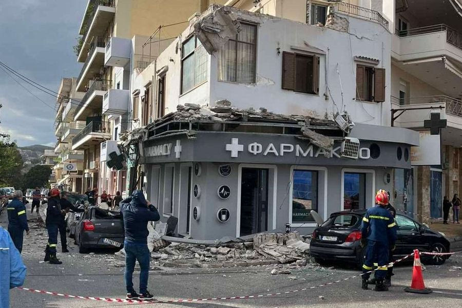 Λαύριο: Πτώση μπαλκονιού από κτήριο – Ένα άτομο τραυματίστηκε