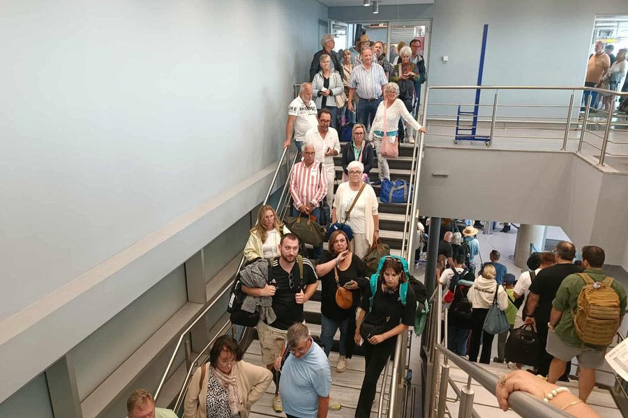 Χιλιάδες αφίξεις λίγο πριν κλείσει η σεζόν – Ποιοι αφήνουν τα περισσότερα χρήματα