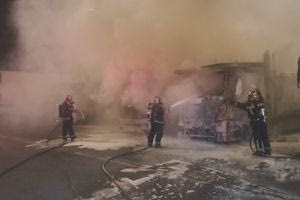 Φωτιά σε νταλίκες στο λιμάνι Ηράκλειου –  Καρέ καρέ η επιχείρηση των Πυροσβεστών