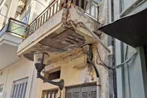 Έτοιμο να καταρρεύσει μπαλκόνι στην Αγία Τριάδα