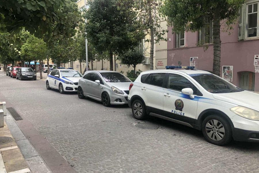 Ωραίος ο «πεζόδρομος» της Λ. Δικαιοσύνης,  γεμάτος αυτοκίνητα