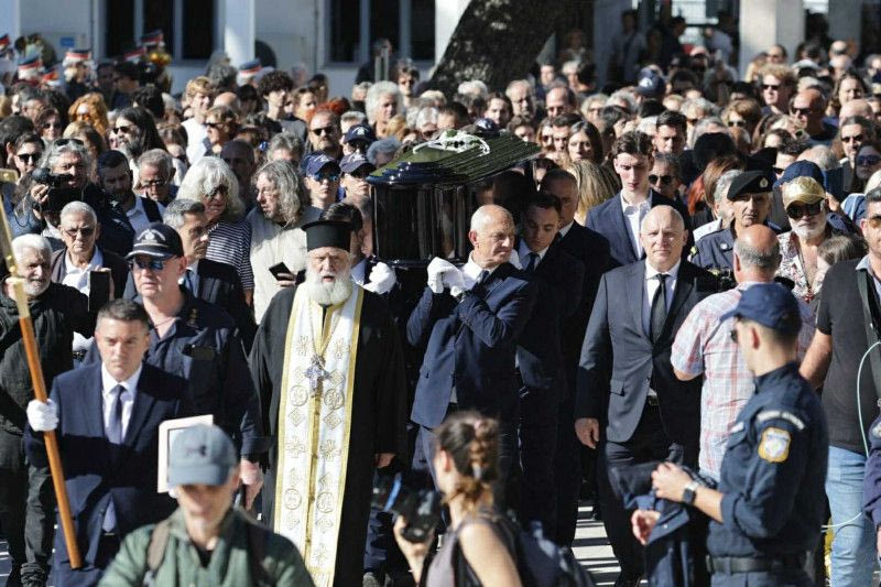 Κηδεία Διονύση Σαββόπουλου: Η Ελλάδα αποχαιρετά τον «Νιόνιο» – Καλλιτέχνες και πολιτικοί στο τελευταίο αντίο