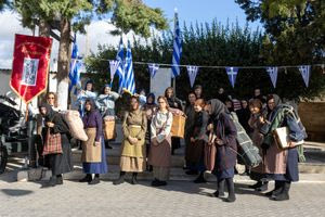 Συγκίνησαν στην παρέλαση οι γυναίκες της Πίνδου (φωτογραφίες)