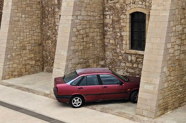 Η εκκλησία του ήρθε …κουτί για παρκάρισμα