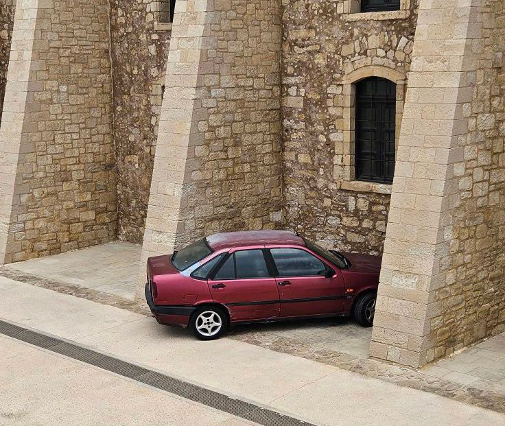 Η εκκλησία του ήρθε …κουτί για παρκάρισμα