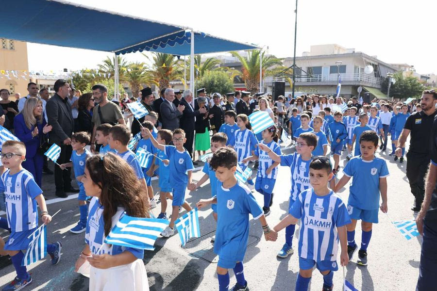 Με λαμπρότητα η παρέλαση στη Νέα Αλικαρνασσό (Φώτο – Βίντεο)